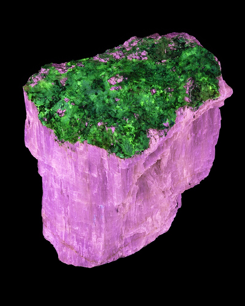 Fluorescent mineral