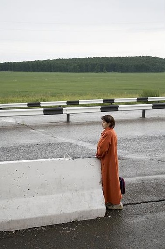 [11060019] Woman waiting (Sibir)
