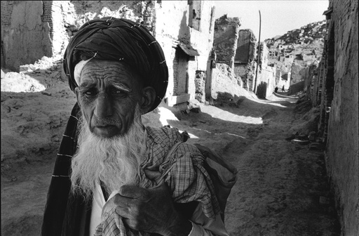 [14160081] Old man in his destroyed neighborhood, Kabul, Afghanistan, 1996