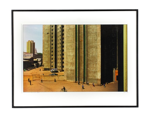 [14160102] Pyongyang 2004. Appartementsgebouwen met surrealistisch licht